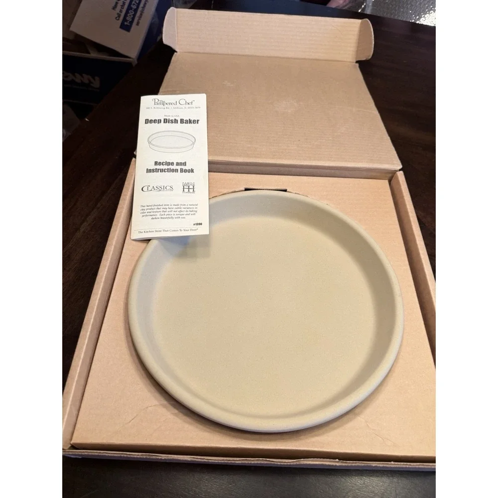 Pampered Chef 1390 Deep dish Baker 1390 stoneware 11 inch NIB